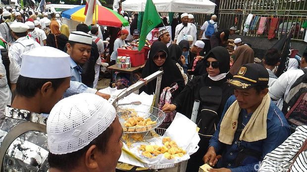 Berkah Aksi 55, Dagangan Gorengan dan Minuman Ludes Terjual