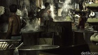 Di dalam sebuah bangunan yang dapat dibilang kecil. Para pekerja memproduksi tahu di pabrik di daerah Pondok Pinang, Jakarta Selatan. Pool/Muamar Khalid Affandi.