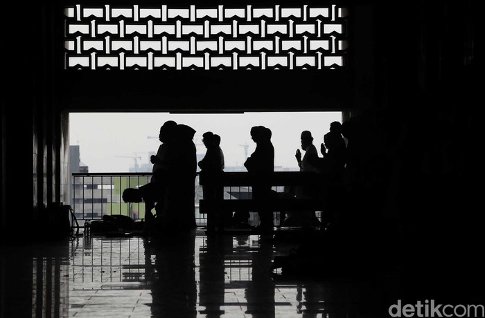 Massa Aksi GNPF 55 Sholat Jumat Berjamaah

Massa aksi GNPF 55 laksanakan ibadah Sholat jumat berjamaah di Masjid Istiqlal, Jumat (05/05/2017). Usai menjalani Shalat Jumat, Para massa GNPF rencananya akan menggeruduk Mahkamah Agung untuk mempertanyakan tuntutan sidang yang sangat ringan untuk terdakwa penodaan agama Basuki Tjahaja Purnama. Grandyos Zafna/detikcom