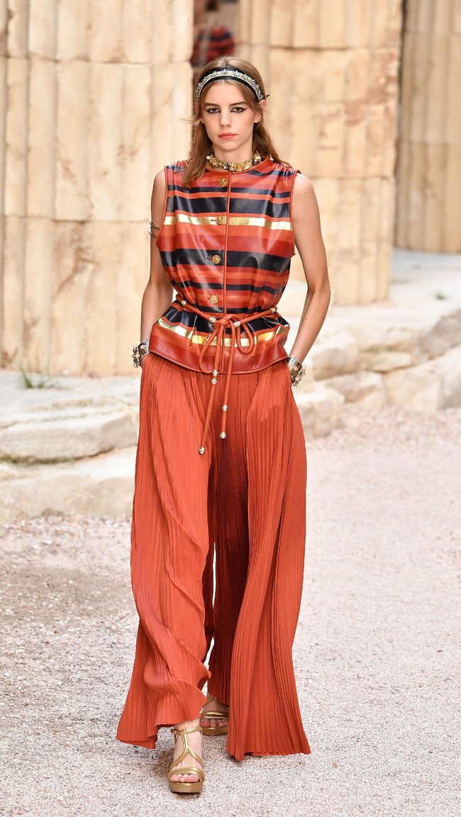 Model walks the runway during Chanel Cruise 2017/2018 Collection at Grand Palais on May 3, 2017 in Paris, France.  (Photo by Pascal Le Segretain/Getty Images)