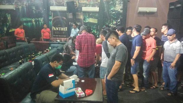 Sedikitnya 96 orang menjalani tes urine.