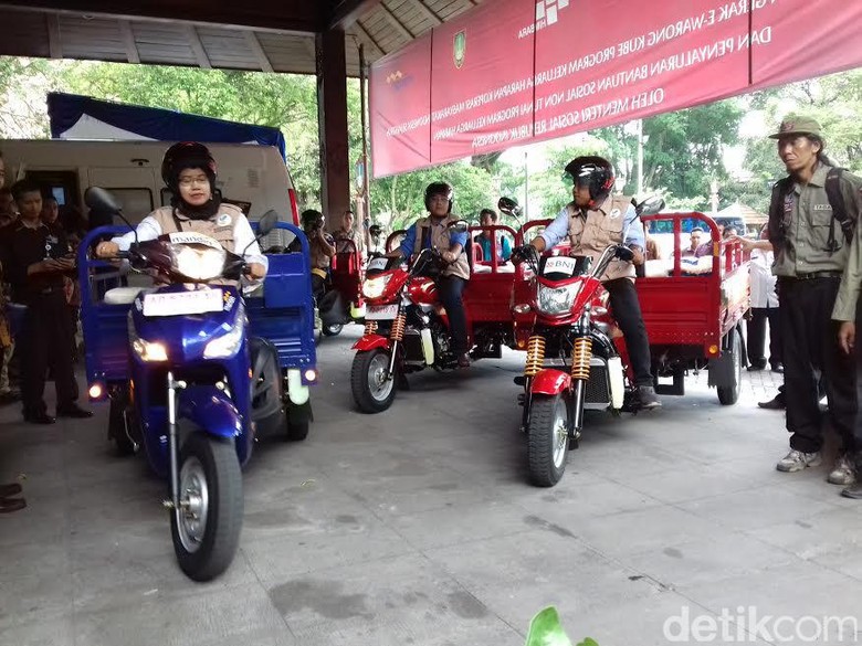 E-Warong Kini Berkeliling Pakai Kendaraan Roda Tiga E-Warong Kini Berkeliling Pakai Kendaraan Roda Tiga