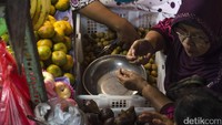 Aktivitas jual beli di Pasar Benhil. Pool/Rima Olyvia.