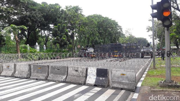 Aksi 55, Polisi Tutup Jalan Akses ke MA dengan Kawat Berduri