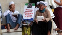 Seorang peserta aksi tengah sarapan.