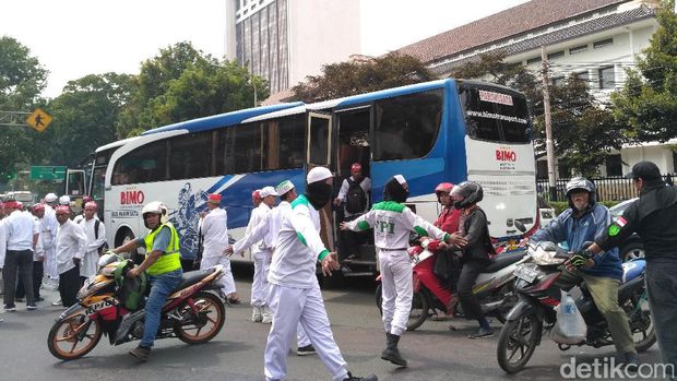 Massa aksi 55 datang ke Masjid Istiqlal menggunakan bus asal daerah, Jumat (5/5/2017)