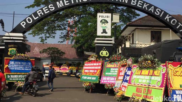 50 Karangan Bunga Penuhi Polres Bekasi
