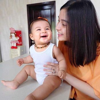 Pakaikan Bayi Kalung dari Batu Amber Kini Jadi Tren di Kalangan Ibu-ibu