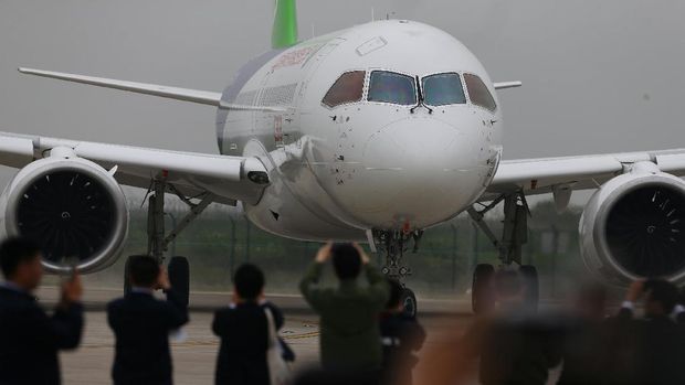 China Sukses Uji Terbang Pesawat Penumpang Buatan Sendiri