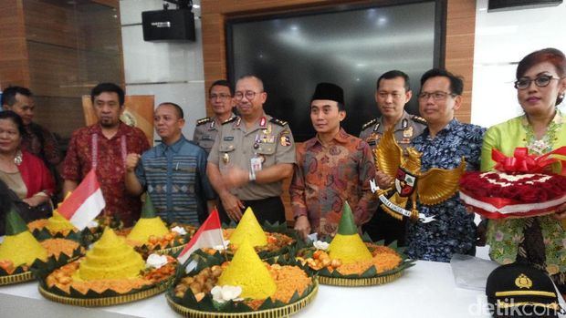 Tak Hanya Bunga, Polri Dikirimi Tumpeng karena Jaga NKRI