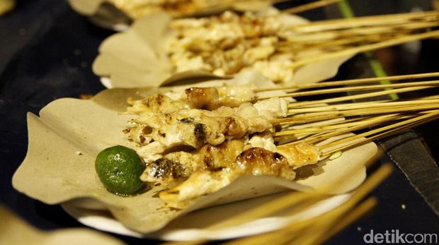 Sejumlah pedagang sate taichan berjejer di sepanjang Jalan Asia Afrika, Senayan, Jakarta. Sedang naik daun, kuliner ini ramai dipenuhi pembeli.