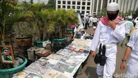 Tak hanya itu, beberapa poster dan kalender juga dijual.