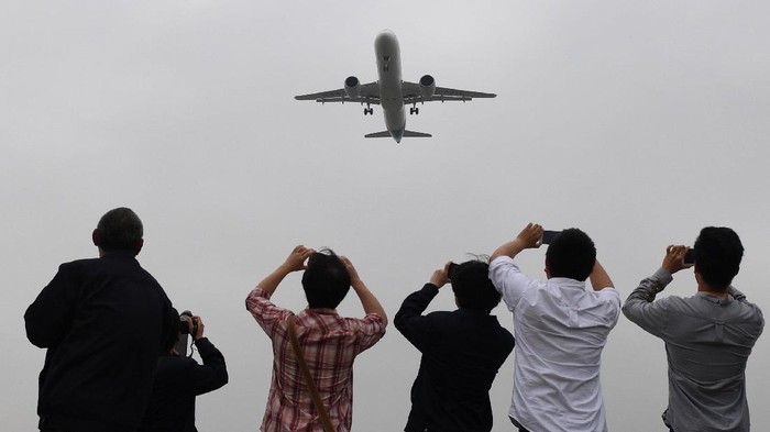 China Sukses Uji Terbang Pesawat Penumpang Buatan Sendiri