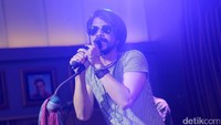 Vokalis berusia 42 tahun itupun membawakan lagu-lagu hits mereka.