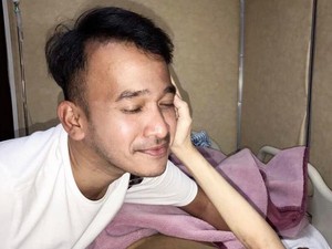 Jenguk Jupe, Wajah Ruben Onsu Dielus-elus