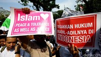 Sejumlah atribut seperti poster juga dibawa oleh beberapa massa aksi.