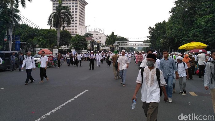 Massa Aksi 55 dari Luar Jakarta Berdatangan ke Istiqlal