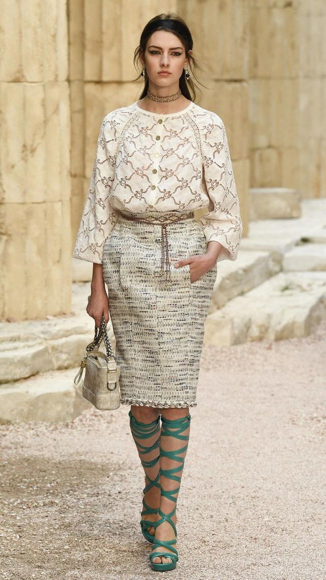 Model walks the runway during Chanel Cruise 2017/2018 Collection at Grand Palais on May 3, 2017 in Paris, France.  (Photo by Pascal Le Segretain/Getty Images)