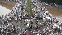 Ada pula orang yang memberikan bendera gratis di depan pintu masuk utama Istiqlal. Di sekitar Masjid Istiqlal tidak dilakukan penjagaan ketat. Hanya beberapa petugas keamanan yang berjaga di halaman.