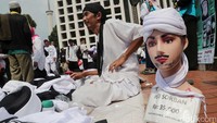 Berbagai atribut seperti, sorban, kaos hingga peci dijual disini.