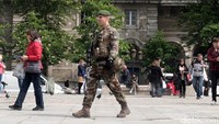 Seorang tentara melakukan patroli.