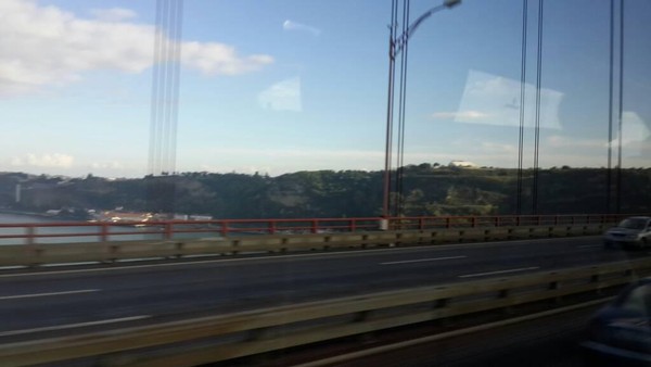 Â Jembatan dengan panjang 2,5 kilometer dan tinggi 60 meter ini disebut mirip dengan Golden Gate San Francisco, AS. Selain itu juga pemandangan kota dan permukiman di Kota Lisbon sangat indah dan memikat (Elza/detikTravel) Â Jembatan dengan panjang 2,5 kilometer dan tinggi 60 meter ini disebut mirip dengan Golden Gate San Francisco, AS. Selain itu juga pemandangan kota dan permukiman di Kota Lisbon sangat indah dan memikat (Elza/detikTravel)