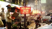 Penampakan deretan pedagang sate taichan di Jalan Asia Afrika, Senayan, Jakarta. Pool/Hengky Haryanto.