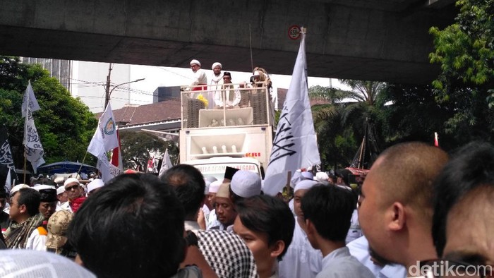 Bachtiar Nasir Bergerak Bersama Massa ke Depan Gedung MA