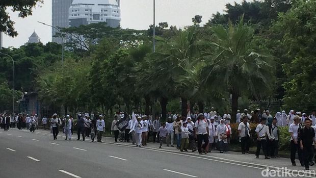 Massa aksi 55 saat melintas di depan Balai Kota, Jl Medan Merdeka Selatan, Jakarta, Jumat (5/5/2017)