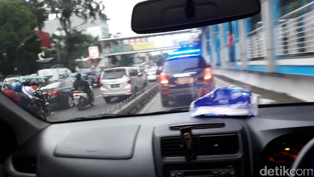 Mobil Sandiaga masuk busway /