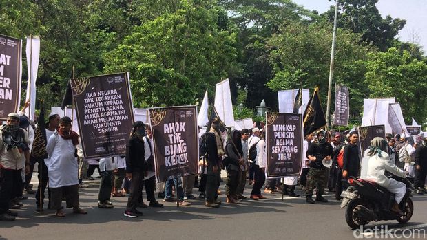 Massa aksi 55 saat melintas di depan Balai Kota, Jl Medan Merdeka Selatan, Jakarta, Jumat (5/5/2017)