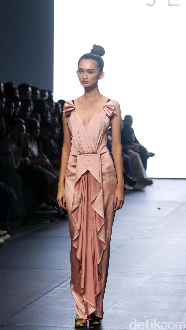 Koleksi busana terbaru Jeffry Tan di Plaza Indonesia Fashion Week 2017. Plaza Indonesia. Thamrin. Jakarta. [Foto: Mohammad Abduh/Wolipop]