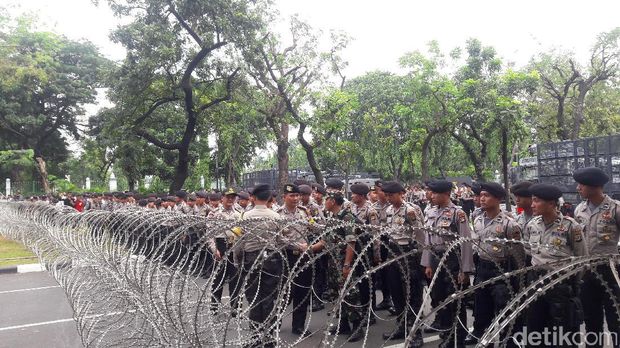 Polisi berjaga untuk mengamankan aksi 55.