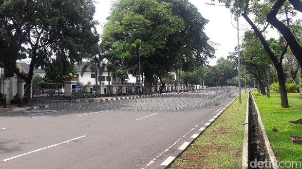 Aksi 55, Polisi Tutup Jalan Akses ke MA dengan Kawat Berduri
