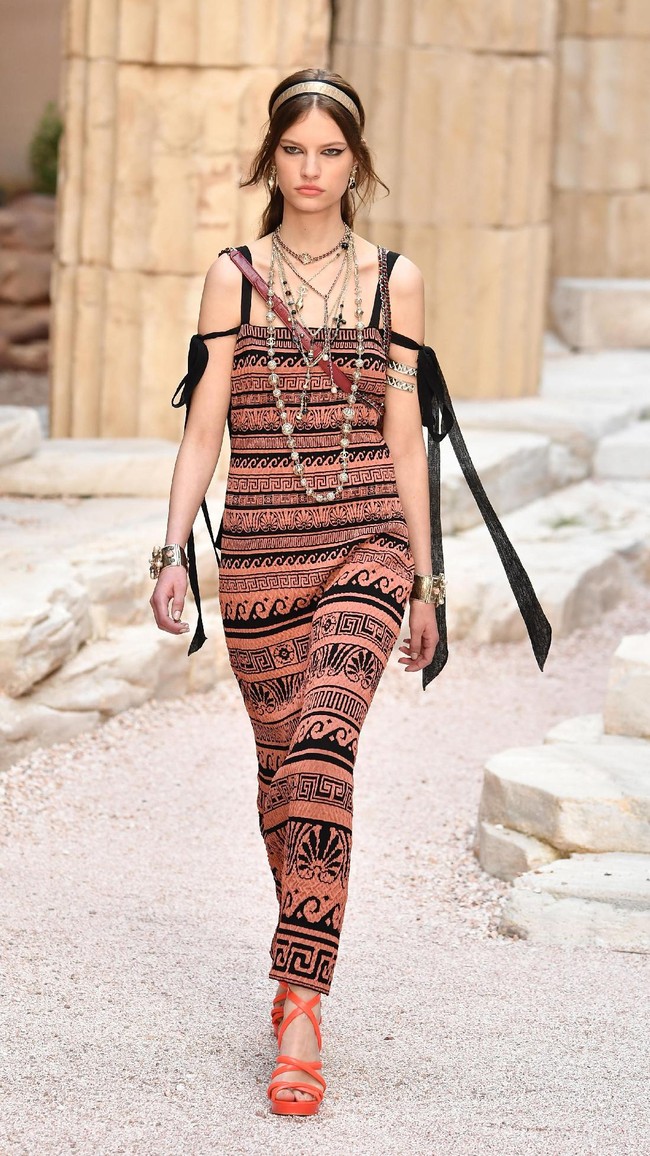 Model walks the runway during Chanel Cruise 2017/2018 Collection at Grand Palais on May 3, 2017 in Paris, France.  (Photo by Pascal Le Segretain/Getty Images)