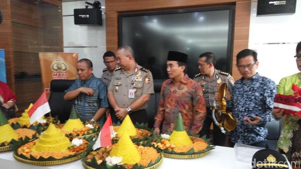 Tak Hanya Bunga, Polri Dikirimi Tumpeng karena Jaga NKRI