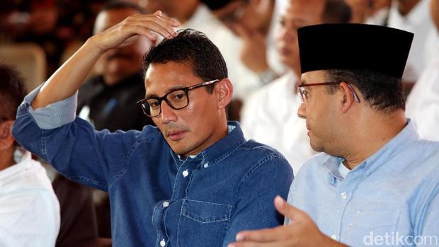 Anies dan Sandiaga di rapat pleno KPU / 