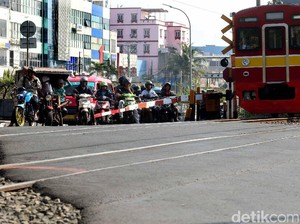 Perlintasan Kereta Api Pondok Kopi Ditutup untuk Hindari Macet