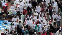 Keramaian juga terlihat di jalan sekitar Istiqlal. Massa aksi 55 bercampur dengan pedagang di pinggir trotoar. Di halaman masjid, ada orang yang membagikan sarapan gratis seperti roti, air mineral, dan obat masuk angin.