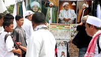 Terlihat sejumlah pedagang menjual poster dari beberapa tokoh.