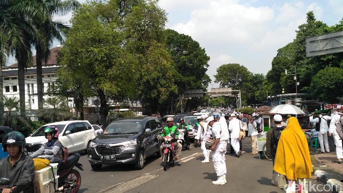 Massa Aksi 55 Terus Berdatangan ke Masjid Istiqlal