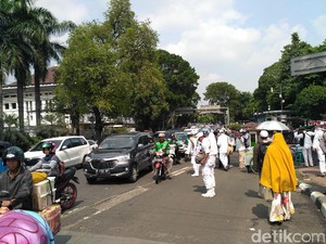 Massa Aksi 55 Terus Berdatangan ke Masjid Istiqlal