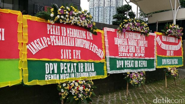  Karangan bunga yang dikirimkan LSM Pekat IB ke gedung KPK, Jumat (5/5/2017)