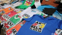Begini penampakan sejumlah kaos yang dijual oleh pedagang di Masjid Istiqlal.