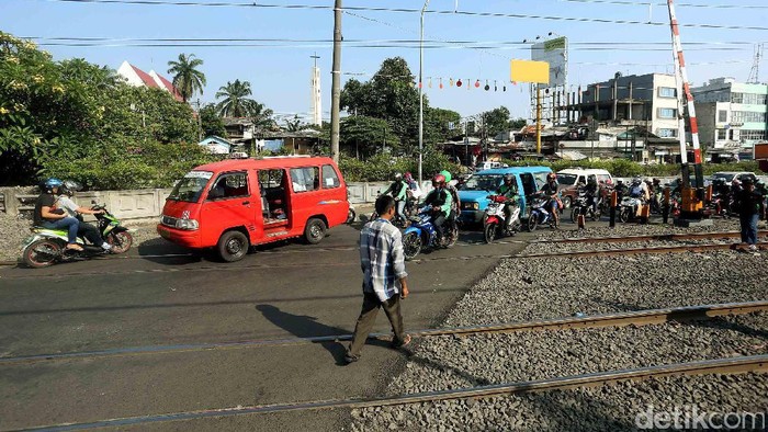 Malam Ini, Perlintasan KA Tanjung Barat akan Ditutup