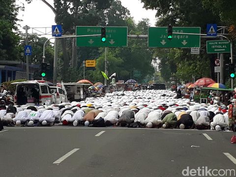 Sebagian Massa Aksi 55 Salat Jumat di Jalan Samping Istiqlal