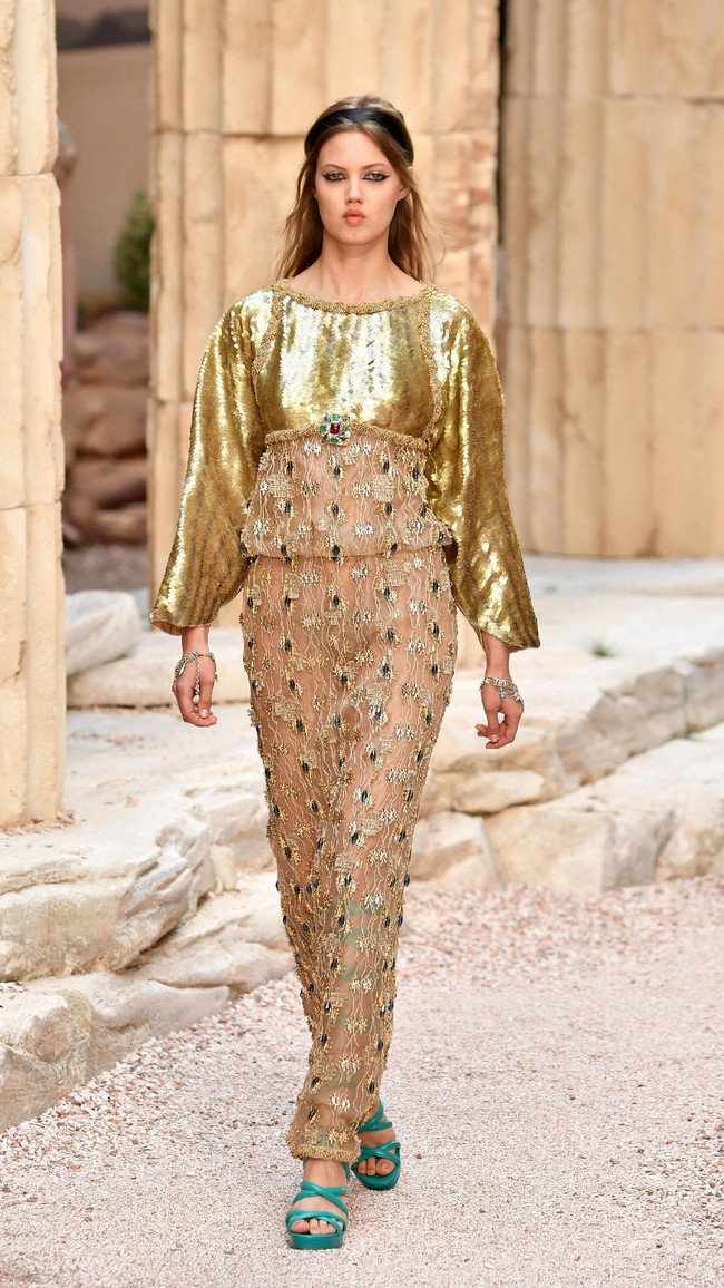 Model walks the runway during Chanel Cruise 2017/2018 Collection at Grand Palais on May 3, 2017 in Paris, France.  (Photo by Pascal Le Segretain/Getty Images)