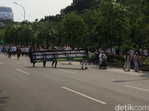 Massa aksi 55 saat melintas di depan Balai Kota, Jl Medan Merdeka Selatan, Jakarta, Jumat (5/5/2017)