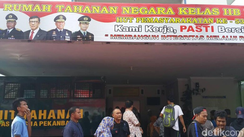 Pungli, Eks Kepala Pengamanan Rutan Pekanbaru Divonis 2 Tahun Bui Pungli, Eks Kepala Pengamanan Rutan Pekanbaru Divonis 2 Tahun Bui