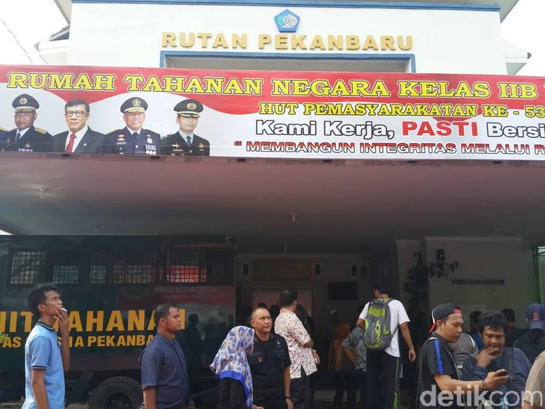 Rutan Pekanbaru Kembali Rusuh, Polisi dan TNI Siaga di Lokasi Rutan Pekanbaru Kembali Rusuh, Polisi dan TNI Siaga di Lokasi